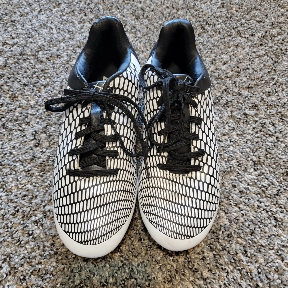 Like new Men's Soccet cleats. Black & white